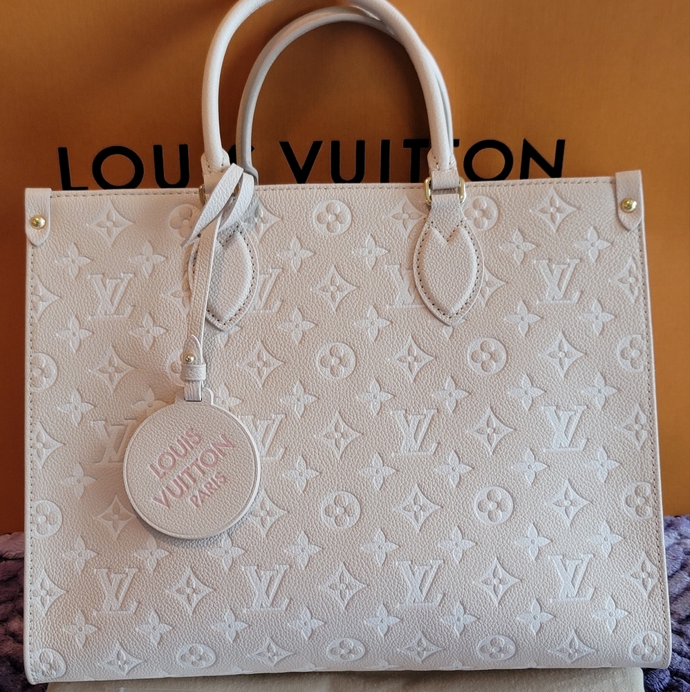 Louis Vuitton Authentic Onthego MM Monogram Giant Flower Empreinte Creme Bag